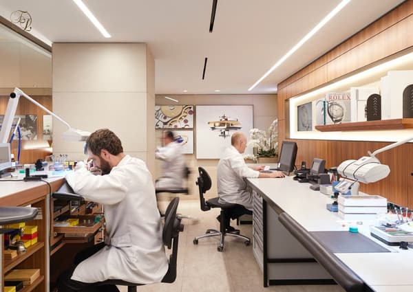 Authorised Service Centre vs Local Watch Shops: Choosing the Right Care for Your Luxury Watch
